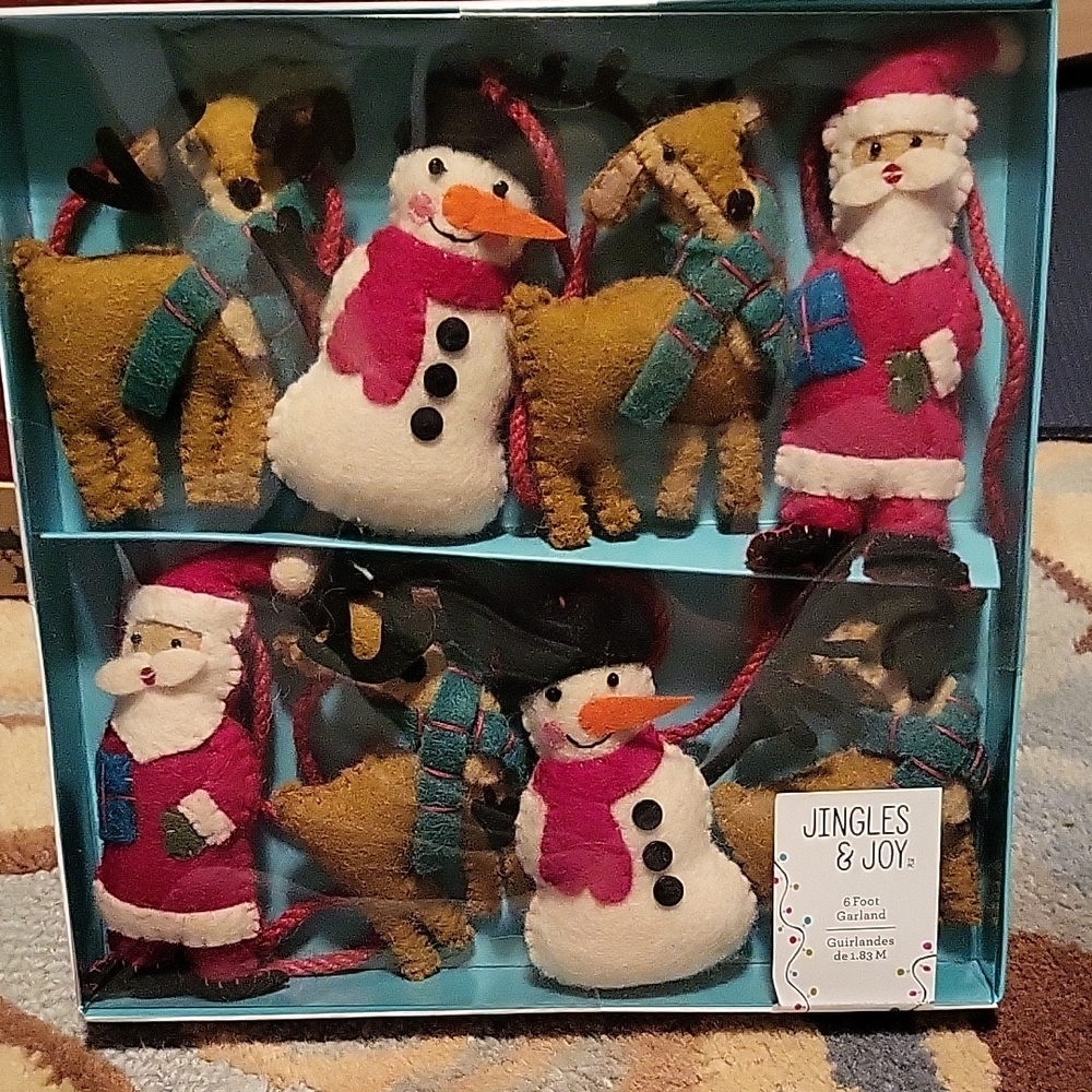 Jingles & Joy Holiday Garland